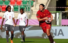 中国U20女足迎开门红，11个姑娘集体向一球迷鞠躬，球迷热泪盈眶